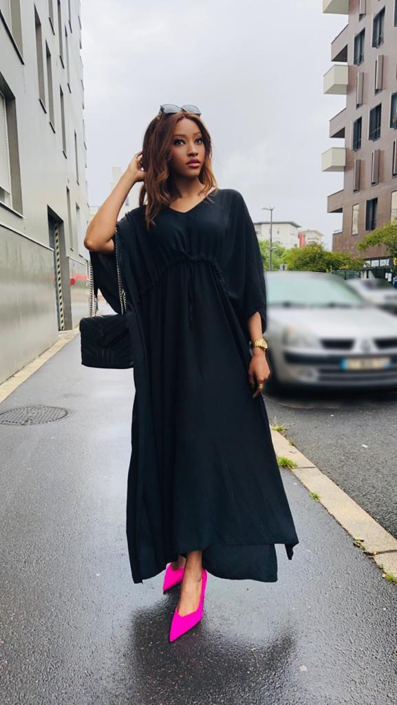 Robe ample à ceinture noire
