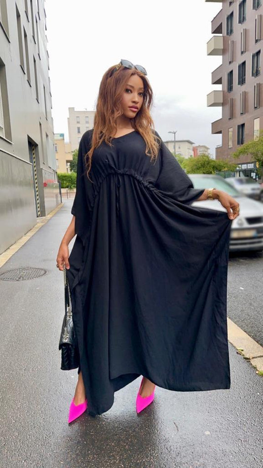 Robe ample à ceinture noire