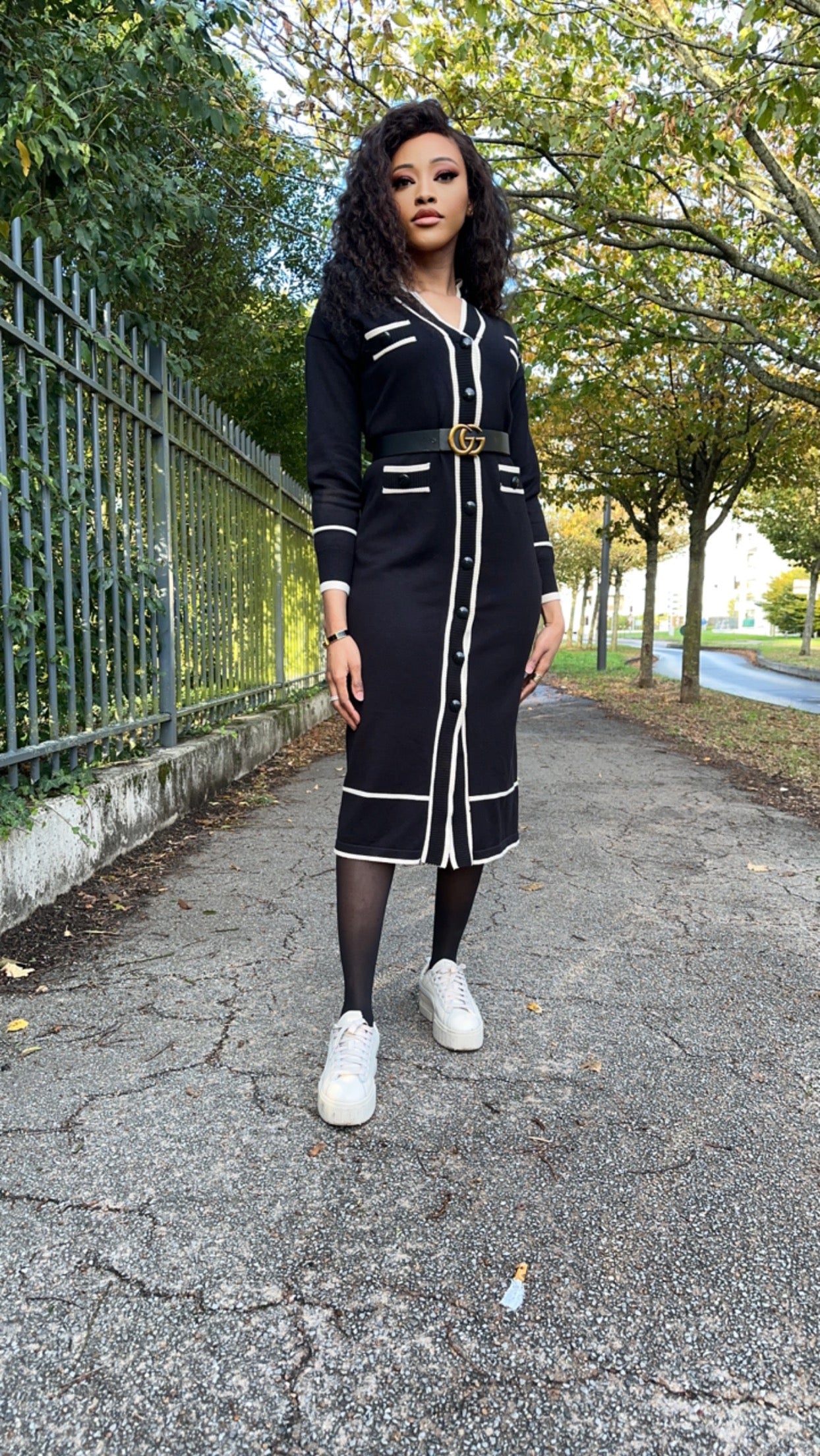 Robe boutonnée noire en maille avec ceinture