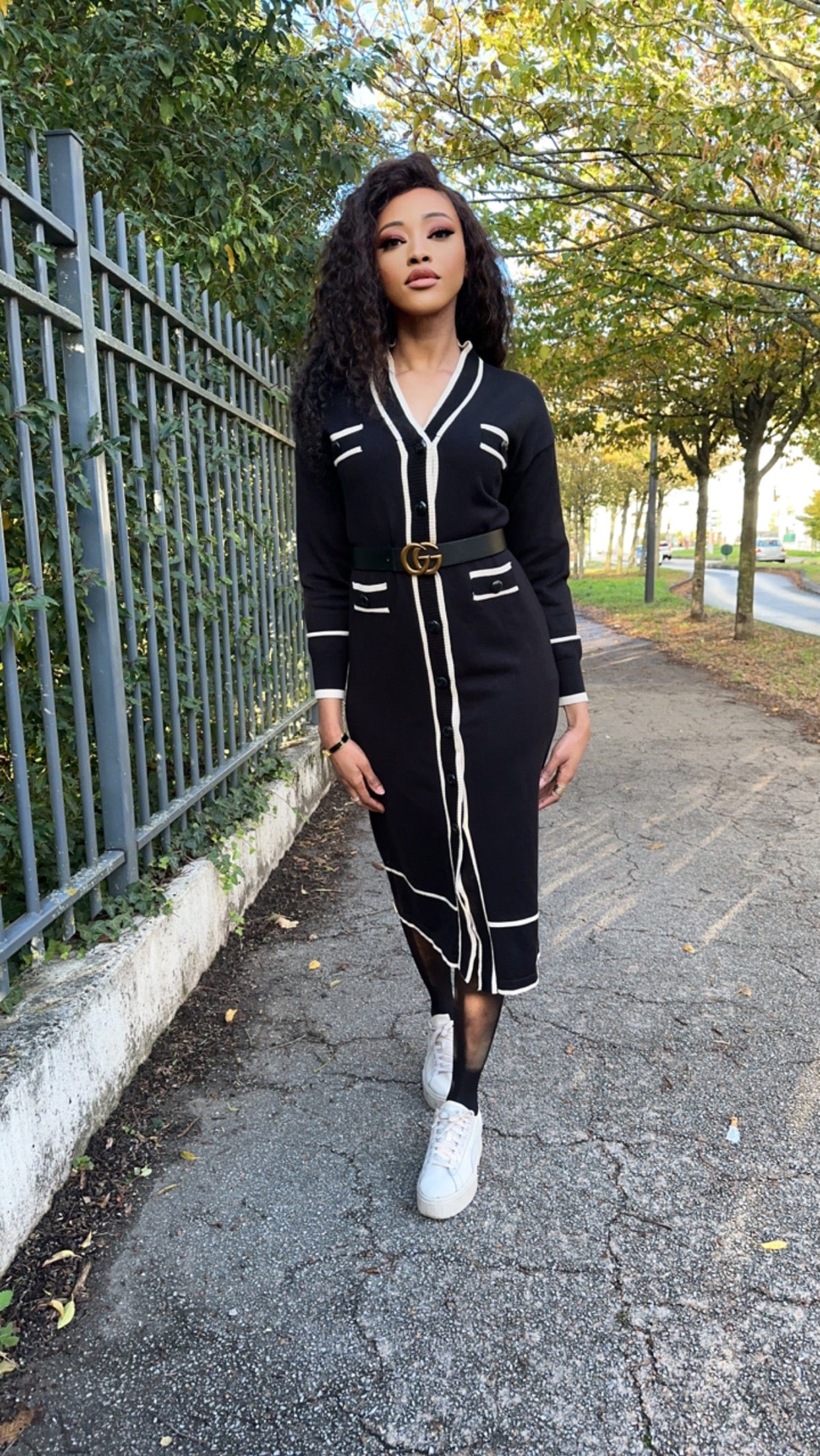 Robe boutonnée noire en maille avec ceinture