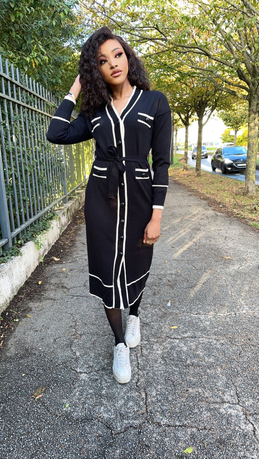 Robe boutonnée noire en maille avec ceinture