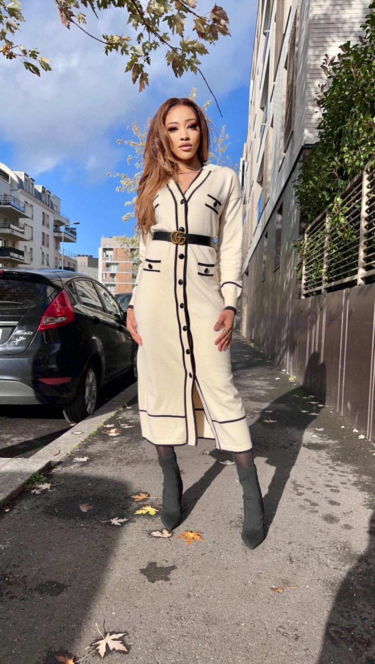 Robe boutonnée beige en maille avec ceinture