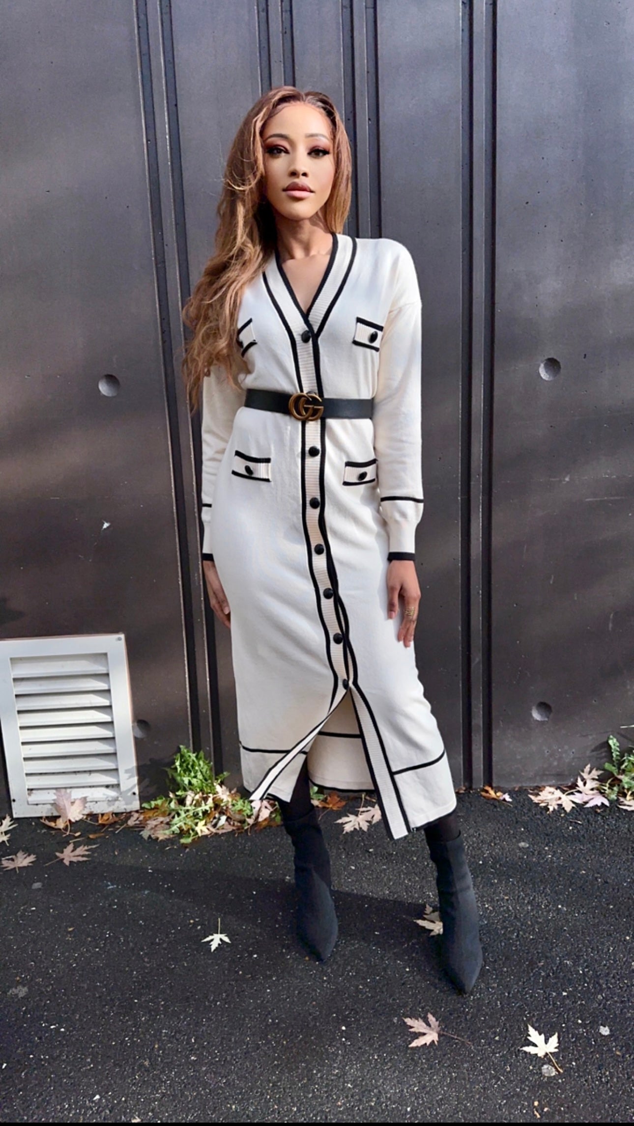Robe boutonnée beige en maille avec ceinture