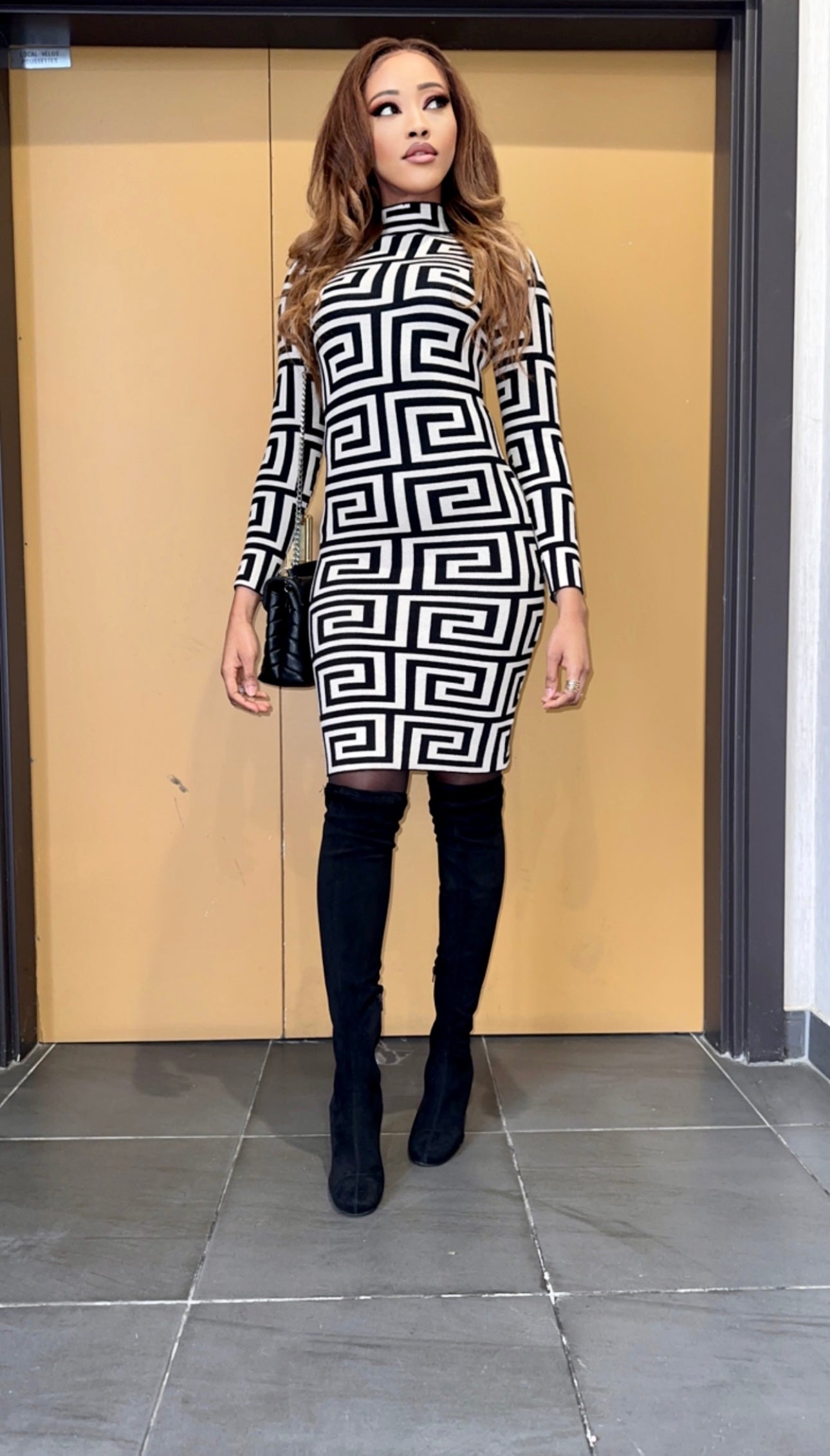 Robe pull moulante à motif avec un col montant