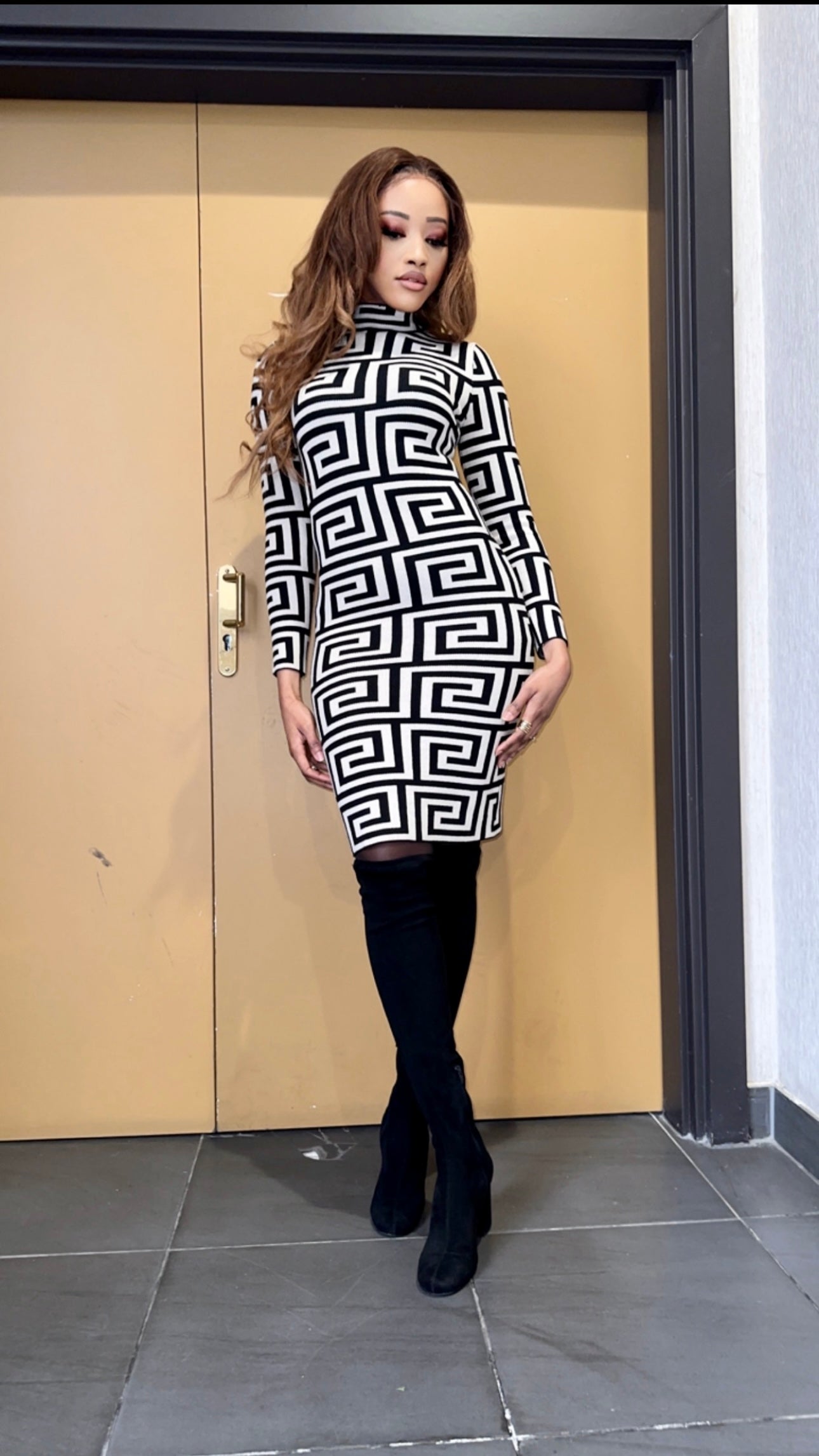 Robe pull moulante à motif avec un col montant