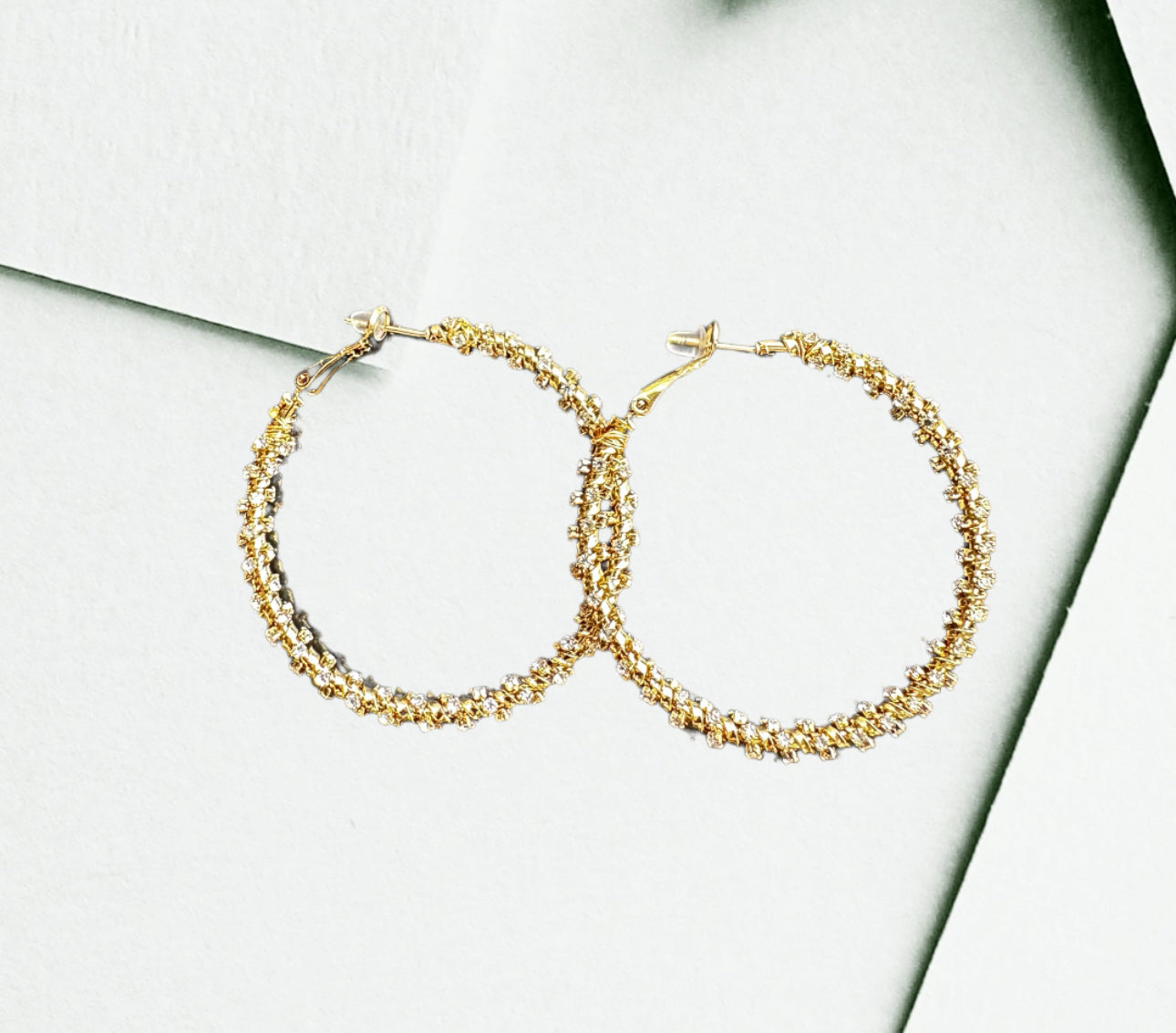 Boucles d'oreilles créoles incrustées de cristaux