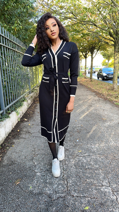 Robe boutonnée noire en maille avec ceinture